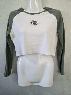 Cropped Raglan Long-Sleeve Top with Sun Graphic - White & Olive